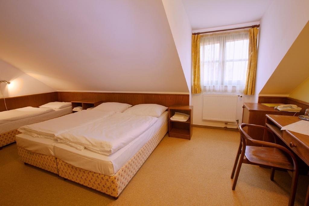 Hotel Floret Pruhonice Exterior photo