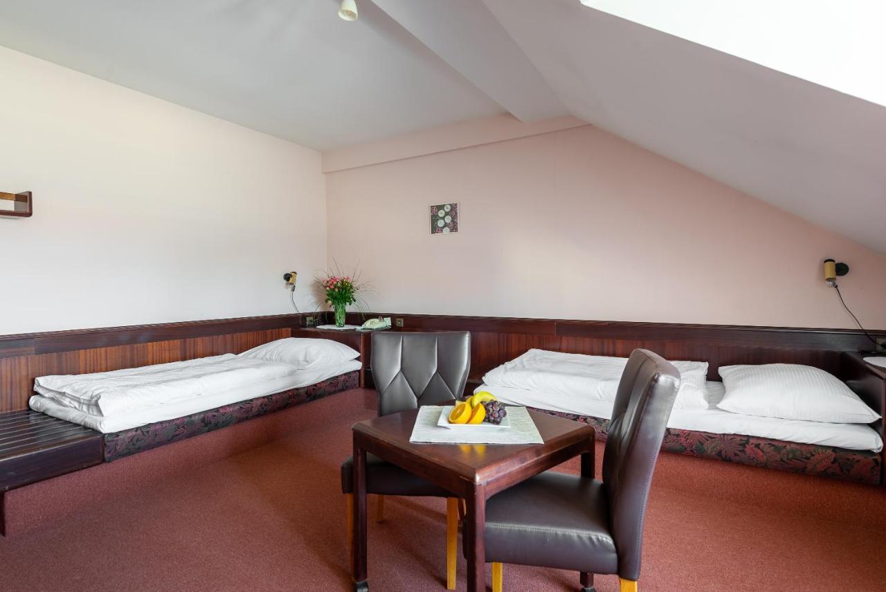 Hotel Floret Pruhonice Exterior photo